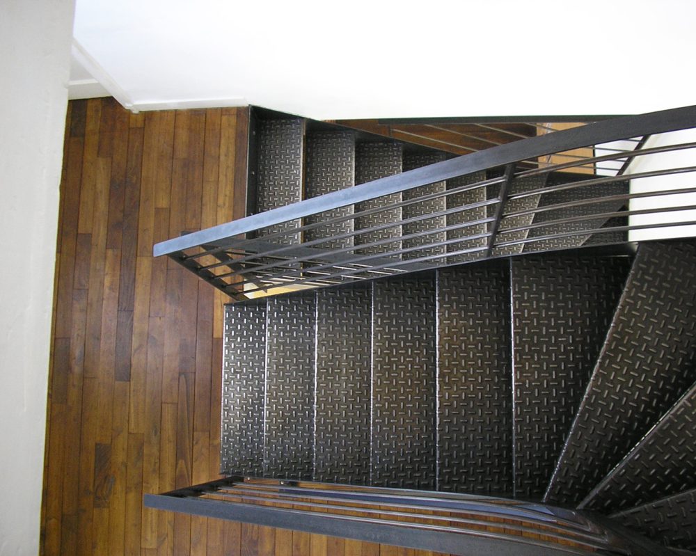 escalier métal noir