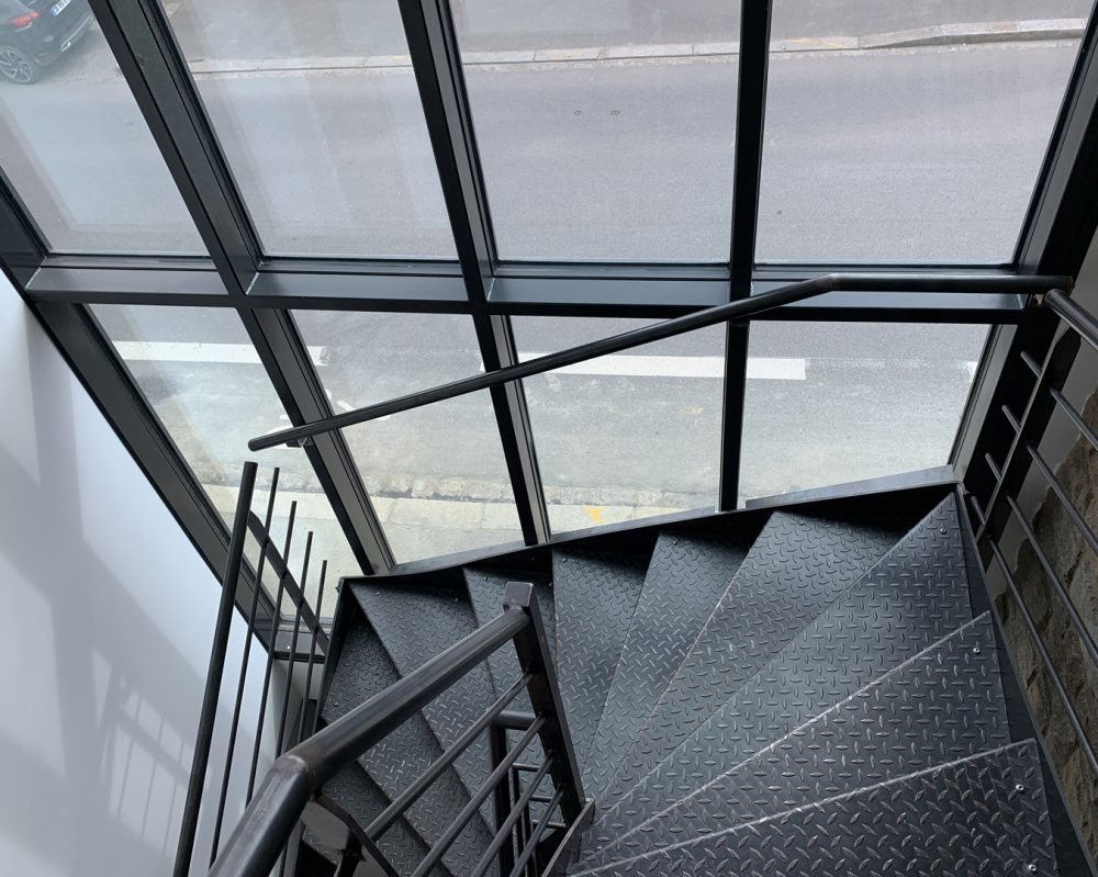 escalier metal noir